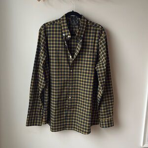 Men’s Banana Republic plaid button up dress shirt. Size: XL